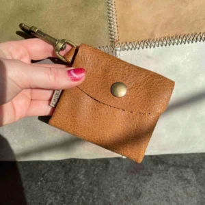Meola Leather Dogs Uitlaattasje van handgemaakt premium leer met musketonhaak voor bevestiging aan riem of tas geschikt voor poepzakjes of beloningssnoepjes optioneel te personaliseren met naam geschatte levertijd 2 tot 3 weken